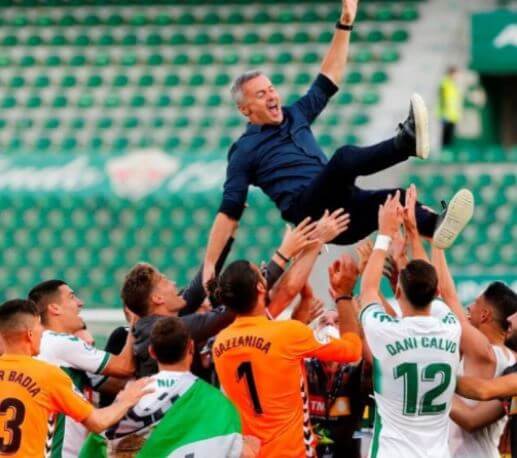 Fran Escriba with his team after Elche's 2-0 victory over Athletic Bilbao.